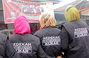 Ibu-ibu dari Sedekah Rombongan Kukar siap menyiapkan hidangan gratis setiap Senin hingga Kamis 