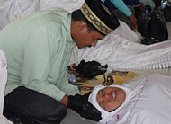 Petugas dari Yayasan Ibnu Sina Samarinda ketika melakukan ruqyah kepada salah seorang ibu rumah tangga