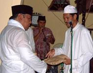 Wabup H Samsuri Aspar (kiri) saat menyerahkan bantuan masjid kepada Kades Saliki H Harisa
