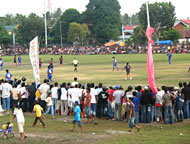 Suasana pertarungan final Peciko Cup IX 2007 antara Persenal Kuala Samboja melawan PS Dampak yang disaksikan ribuan warga Samboja