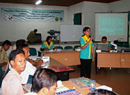 dr Neni saat memberikan materi pelatihan tentang penanggulangan nyamuk <i>Aedes aegypti</i>