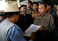 Plt Bupati Kukar Samsuri Aspar menerima lembar pernyataan sikap GMK yang diserahkan Sadri Husin (kiri)