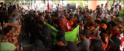 Suasana aksi damai ratusan warga dari berbagai elemen masyarakat di Kantor Bupati Kukar, tenggarong, tadi siang