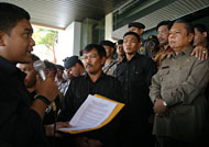 Sainara (kiri) dari Pemuda Pancasila Kukar membacakan pernyataan sikap Gabungan Masyarakat Kukar di hadapan Plt Bupati Samsuri Aspar