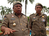 Wabup H Samsuri Aspar didampingi Asisten I H Adji Ridwan Sya'ranie ketika memberi keterangan kepada wartawan usai upacara peringatan HUT Satpol PP ke-57