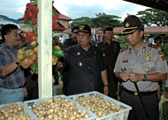 Wabup Samsuri Aspar bersama Kapolres Kukar AKBP Darmawan Sutawijaya meninjau stan Dinas Pertanian Tanaman Pangan Kukar usai meresmikan Pameran Gerbang Dayaku Merah Putih