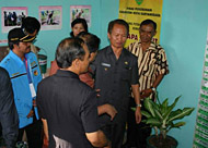 Pj Bupati Kukar Sjachruddin saat meninjau salah satu stan pameran