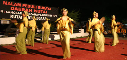 Penampilan para penari yang tergabung dalam Sanggar Tari Cahaya