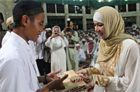 Bupati Kukar Rita Widyasari menyerahkan santunan korban kecelakaan ferry tradisional sebelum kegiatan dzikir akbar dimulai