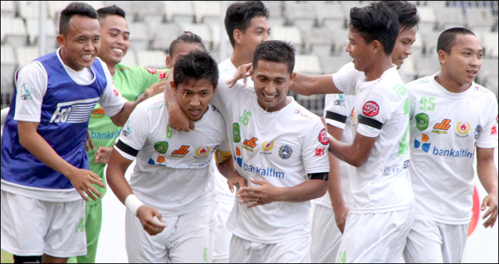 Para pemain tim Kecamatan Tenggarong merayakan gol yang dicetak kapten tim Ali Surahman