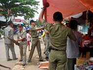 Operasi penertiban terpaksa dilakukan Satpol PP terhadap PKL yang berjualan di tepi Jalan Maduningrat