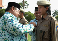 Wabup H Samsuri Aspar didampingi Kepala Satpol PP Kukar Kompol Gimin menyematkan tanda peserta secara simbolis kepada salah seorang personel Satpol PP Kukar