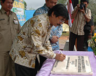 Menpora Adhyaksa Dault saat meresmikan SDIT Nurul Ilmi Tenggarong