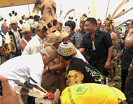 Masyarakat Lekaq Kidau beserta Kepala Disparbud dan pejabat Muspikab bersama-sama mendirikan tiang Balai Budaya