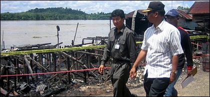 Sekkab Kukar HM Husni Thamrin didampingi Kapolres Darmawan Sutawijaya saat meninjau lokasi kebakaran di desa Segihan, Kecamatan Sebulu, persis di depan rumah Ny Hj Rusni tempat asal mula api yang telah dikitari garis polisi