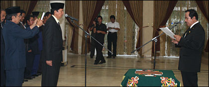 Pengambilan sumpah jabatan HM Husni Thamrin sebagai Sekkab Kukar oleh Bupati H Syaukani HR di Ruang Serba Guna Kantor Bupati Kukar, Rabu (10/05) siang