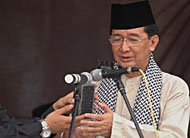 Sekkab Kukar HM Husni Thamrin memperdengarkan suara Bupati H Syaukani HR dari ponselnya melalui pengeras suara