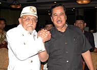 Sultan Kutai Kartanegara H Adji Mohd Salehoeddin II bersama Bupati Kukar Prof Dr H Syaukani HR MM di sela-sela acara Deklarasi Sempekat Keroan Kutai