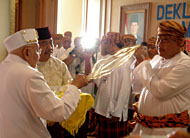 Sultan Kutai Kartanegara H Adji Mohd Salehoeddin II (kiri) menarik <i>Ketikai Lepas</i> dengan Ketua Kerapatan Pore Sempekat Keroan Kutai H Awang Yacoub Luthman