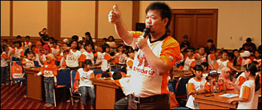 KPO SIP Jakarta, Sugiyanto, memimpin Brain Gym sebelum Lomba Sempoa dimulai