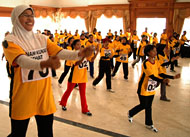 Seorang peserta TOT Senam Sehat Kukar beraksi di atas pentas setelah memperoleh materi dari instruktur