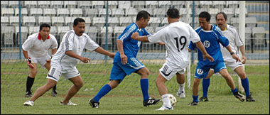 Aksi <i>goal getter</i> tim legislatif Fathurrahman bersama Husaini Rasyid di daerah pertahanan tim Eksekutif-Muspikab Kukar