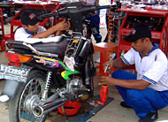 Kesibukan para montir Honda ketika melakukan servis gratis terhadap sepeda motor milik warga Tenggarong