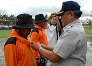 Kabid Bina Potensi BASARNAS Agus Sukarno mengukuhkan tim SAR Kukar