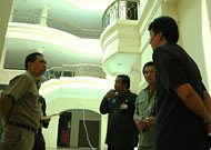 Sekkab Kukar HM Husni Thamrin (kanan) saat mendengarkan penjelasan dari Didi Ramyadi (kiri)