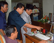 Pjs Bupati Kukar H Awang Dharma Bakti didampingi para staf Sub Bagian Informasi memperhatikan berita-berita di website KutaiKartanegara.com saat melakukan sidak di Bagian Humas dan Protokol