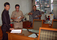 Sekkab Kukar Drs HM Husni Thamrin MM didampingi Asisten I H Aji Ridwan Syahranie BA ketika sedang melakukan sidak di ruang Bagian Humas Pemkab Kukar