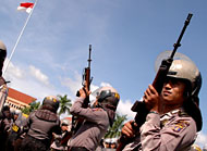 Tembakan peringatan terpaksa dilakukan agar massa berhenti bertindak anarkis