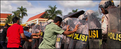 Bentrokan antara massa dengan pasukan Dalmas tak dapat terhindarkan