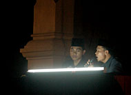 Dengan menggunakan penerangan apa adanya, dua orang Qori terbaik Kukar melantunkan ayat suci Al Qur'an