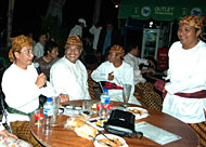 Asisten I Pemkab Kukar HA Ridwan Syahranie (kiri) didampingi Petingi Pore Sempekat Keroan Kutai H Awang Yacoub Luthman saat dimintai komentarnya mengenai tim yang diunggulkan dalam pertandingan antara Portugal vs Iran