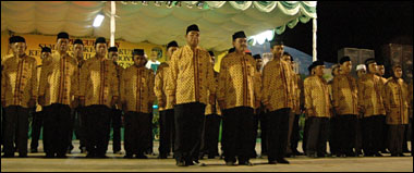 Para pengurus SK2 Kerapatan Wilayah Bontang masa bakti 2007-2011 saat membacakan Ikrar Urang Kutai