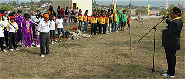 Wabup Kukar H Samsuri Aspar memberikan sambutan saat membuka Kejurnas Ski Air/Pra PON XVII di Pulau Kumala, Tenggarong, tadi pagi