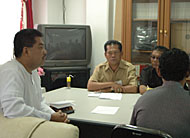 Petinggi Pore SKK H Awang Yacoub Luthman (kiri) saat jumpa pers di Tenggarong, Kamis (15/02) siang