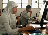 Salah seorang siswi SMAN 1 Tenggarong tampak asyik mengisi blog yang baru dibuatnya