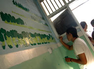 Salah seorang pelajar SMAN 1 Tenggarong melukis dinding kelasnya jelang lomba kebersihan dan keindahan antar kelas