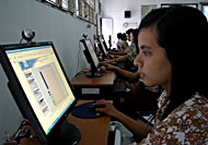 Salah seorang pelajar tengah mencoba komputer di Laboratorium Multimedia SMAN 1 Tenggarong yang baru diresmikan hari ini
