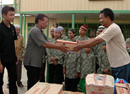 Drs Agus Winardi didampingi Dedi Riyanto (kiri) menyerahkan sumbangan pakaian dari keluarga besar SMAN 1 Tenggarong kepada pimpinan Panti Asuhan Mishbaa Hun Muniir Drs Didi Syahrianto