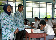 Kepsek SMAN 1 Tenggarong Hj Satriah Simbolon didampingi Subali Pranoto saat memperhatikan jalannya pelaksanaan UNAS di sekolahnya April lalu