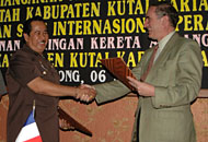 Bupati Kukar H Syaukani HR dan Direktur SNCF International Jean-Pierre Loubinoux saling menyerahkan MOU yang telah ditandatangani bersama