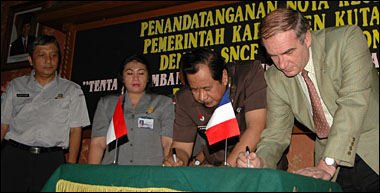 Penandatanganan MOU antara Bupati Kukar H Syaukani HR dengan Direktur SNCF International Jean-Pierre Loubinoux disaksikan Sekretaris Dirjen Perkeretaapian Dephub RI Nugroho Indrio dan Wakil Ketua DPRD Kukar Hj Joice Lidya