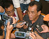 H Adji Sofyan Alex ketika memberikan keterangan kepada para wartawan usai Rapat Pleno KPUD Kukar