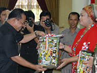 Asisten IV Basran Yunus menyerahkan cenderamata khas daerah kepada Duta Nasional Anti Perdagangan Manusia Dewi Hughes