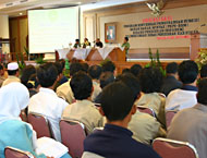 Para peserta kegiatan sosialisasi program kompensasi BBM bidang Pendidikan menyimak pemaparan yang disampaikan Wabup Samsuri Aspar