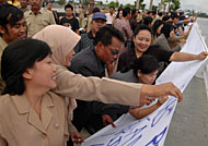 Hampir seluruh pegawai di lingkungan Kantor Bupati Kukar turut membubuhkan tanda tangan mereka memberikan dukungan moril kepada Syaukani