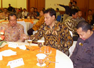 Bupati Kukar H Syaukani HR (kiri) bersama Gubernur Lemhanas RI Prof Muladi di acara ramah tamah dan jamuan makan malam di Hotel Singgasana Tangga Arung, Tenggarong, Senin (17/07) malam